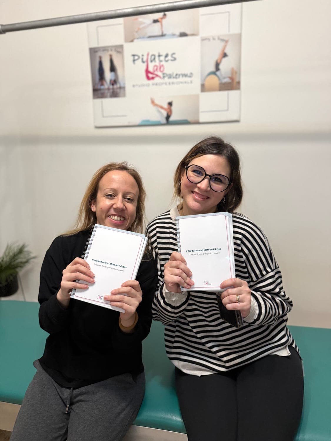 Due allieve con il manuale del primo modulo