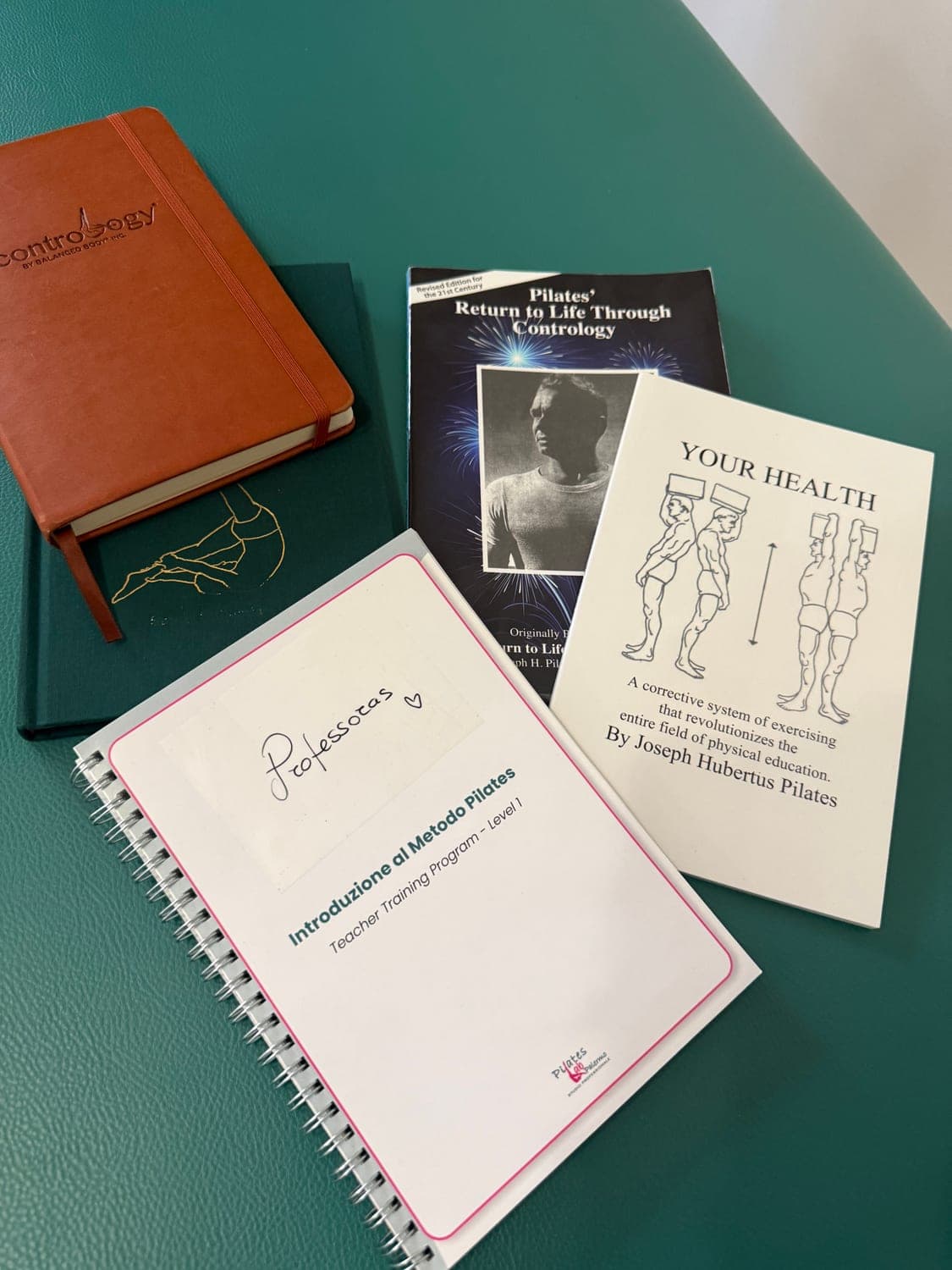 Il manuale del corso, accanto ai libri di Joseph Pilates