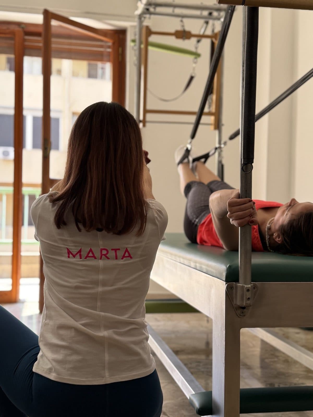 Marta al lavoro con un'allieva